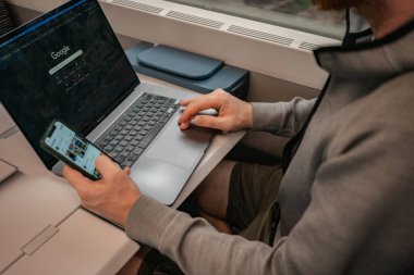 4.10.2021 Milano, İtalya - bir adam dizüstü bilgisayarda çalışıyor, google arama sayfasını araştırın