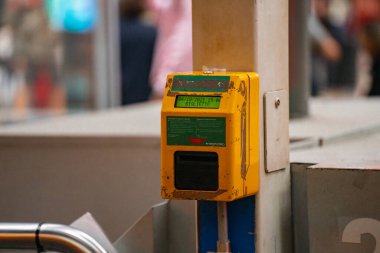 4.10.2021 Milan, İtalya - Milano Merkez Tren İstasyonu. İstasyondaki bir direkte bilet onayı için aygıt. 