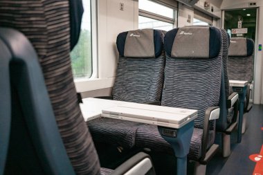 4.10.2021 İtalya, Milan. Salgın sırasında Trenitalia vagonunda boş koltuklar