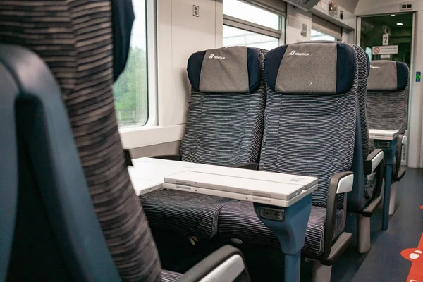 4.10.2021 İtalya, Milan. Salgın sırasında Trenitalia vagonunda boş koltuklar