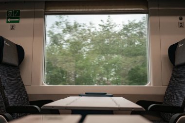 4.10.2021 Milan, İtalya - Avrupa treninin penceresi ve Trenitalia treninin boş yolcu koltukları