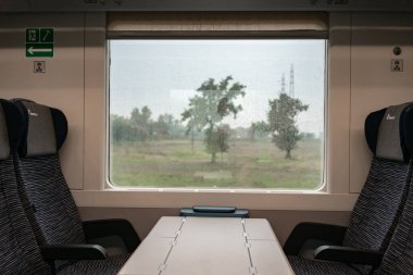 4.10.2021 Milan, İtalya - Avrupa treninin penceresi ve Trenitalia treninin boş yolcu koltukları