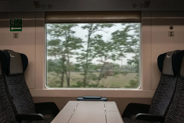 4.10.2021 Milan, İtalya - Avrupa treninin penceresi ve Trenitalia treninin boş yolcu koltukları