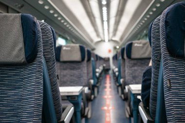 Bir Avrupa treninin kabininin içi bulanık, Avrupa 'da trenle seyahat eden, İtalyan trenleriyle dolu.