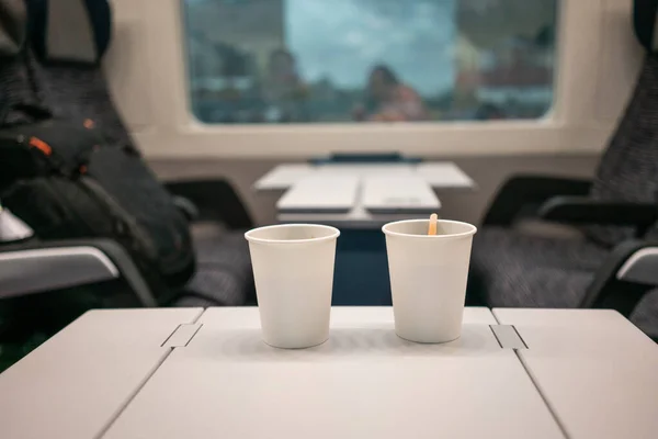 Duas xícaras de café descartáveis brancas estão em uma mesa no trem — Fotografia de Stock