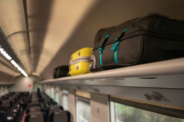 Valizler trenin kabininde, bagaj için yerlerdeydi. Avrupa 'da tren, Avrupa yürüyüşü, bagaj rafı