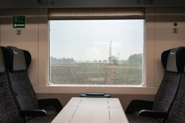 4.10.2021 Milan, İtalya - Avrupa treninin penceresi ve Trenitalia treninin boş yolcu koltukları