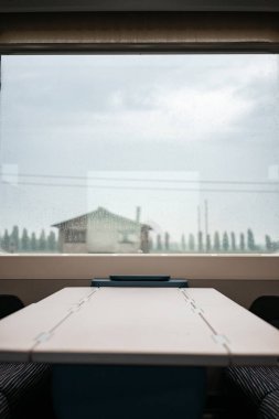 Bir tren penceresi ve boş bir masa. Yağmurlu bir pencere. Avrupa seyahati trenle