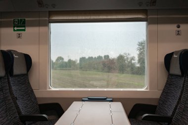 4.10.2021 Milan, İtalya - Avrupa treninin penceresi ve Trenitalia treninin boş yolcu koltukları