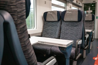 4.10.2021 Milan, İtalya - Trenitalia treninin boş yolcu kompartımanı. Avrupa 'da seyahat