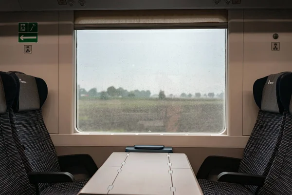 4.10.2021 Milan, İtalya - Avrupa treninin penceresi ve Trenitalia treninin boş yolcu koltukları