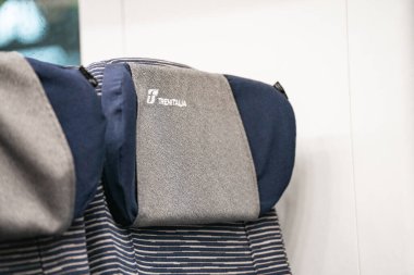 4.10.2021 Milano, İtalya - Salgın sırasında boş tren kabini Trenitalia. 