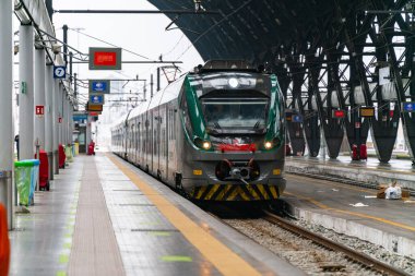 4.10.2021 Milan, İtalya - Milano Merkez Tren İstasyonu. İstasyon trenine varmak. Salgın sırasında boş tren istasyonu