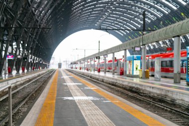 4.10.2021 Milan, İtalya - Milano Merkez Tren İstasyonu. Coronavirus salgını sırasında tren olmayan boş bir platform..