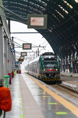 4.10.2021 Milan, İtalya - Milano Merkez Tren İstasyonu. İstasyon trenine varmak. Salgın sırasında boş tren istasyonu
