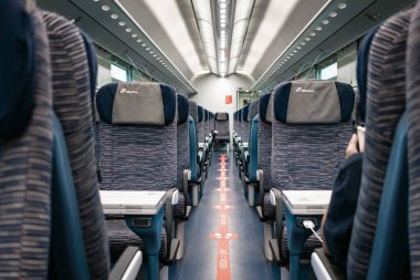 4.10.2021 Milan, İtalya - Salgın sırasında Trenitalia 'da boş bir tren kulübesi. Sosyal mesafeye duyulan ihtiyacı gösteren semboller