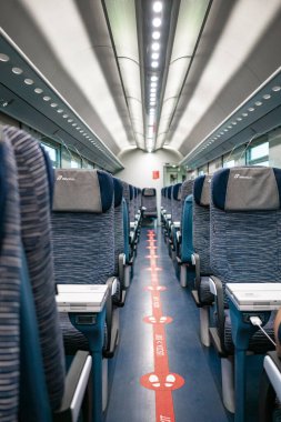4.10.2021 Milan, İtalya - Salgın sırasında Trenitalia 'da boş bir tren kulübesi. Sosyal mesafeye duyulan ihtiyacı gösteren semboller