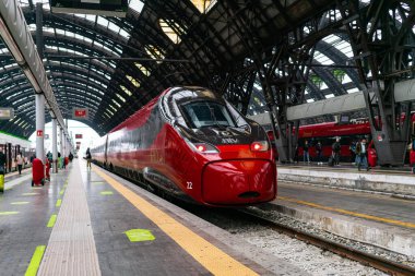 4.10.2021 Milan, İtalya - Milano Merkez Tren İstasyonu. İtalyan trenli istasyon platformunda sosyal mesafeyi gösteren tabelalar var. Salgın sırasında trenle Avrupa 'yı dolaşmak.