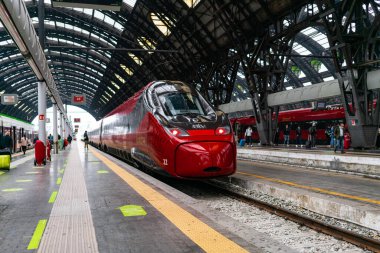 4.10.2021 Milan, İtalya - Milano Merkez Tren İstasyonu. Tren boş bir perona varır. Coronavirüs salgını sırasında trenle seyahat eder. Yerde sosyal uzaklık sembolleri