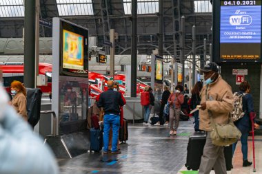 4.10.2021 Milan, İtalya - Milano Merkez Tren İstasyonu. İnsanlar trenin gelmesini bekliyor. Salgın sırasında sosyal uzaklık eksikliği.