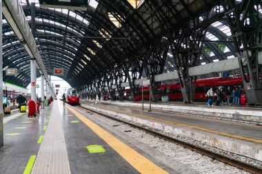 4.10.2021 Milan, İtalya - Milano Merkez Tren İstasyonu. Sosyal mesafeyle ilgili tabelaları olan boş bir istasyon platformu. Salgın sırasında trenle Avrupa 'yı dolaşmak.