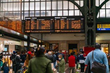4.10.2021 Milan, İtalya - Milano Merkez Tren İstasyonu. İnsanlar trenin gelmesini bekliyor. Salgın sırasında sosyal uzaklık eksikliği.