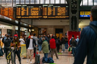 4.10.2021 Milan, İtalya - Milano Merkez Tren İstasyonu. Salgın sırasında tren istasyonundaki turist kargaşası. Coronavirus kısıtlamaları kaldırılıyor, seyahat geri getiriliyor