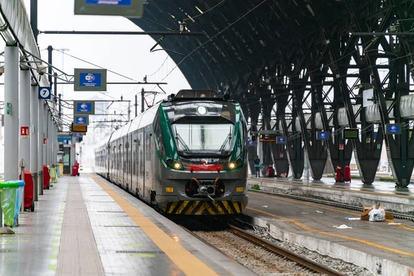 4.10.2021 Milan, İtalya - Milano Merkez Tren İstasyonu. Salgın sırasında boş bir platforma bir tren gelir..
