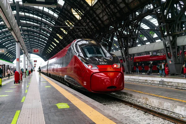 4.10.2021 Milan, İtalya - Milano Merkez Tren İstasyonu. İtalyan trenli istasyon platformunda sosyal mesafeyi gösteren tabelalar var. Salgın sırasında trenle Avrupa 'yı dolaşmak.