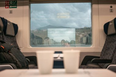 Salgın sırasında bir tren vagonu, bulanık boş bardaklar