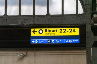 Platforma gidilecek yeri göster. Binari 22-24. Milano İstasyonu, İtalya