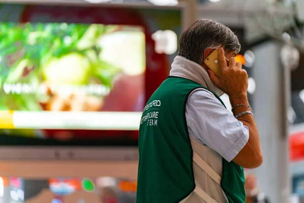 Milaan Treinstation Werknemer Italië spreekt aan de telefoon Rechtenvrije Stockafbeeldingen