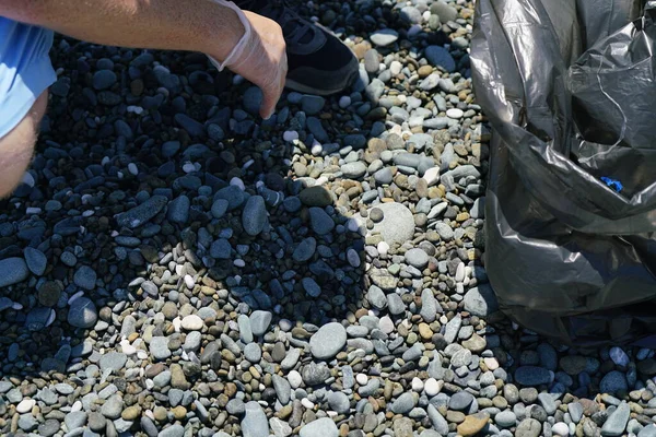 Mens Handschoenenhanden Ruimen Afval Het Strand Hoge Kwaliteit Foto Rechtenvrije Stockafbeeldingen