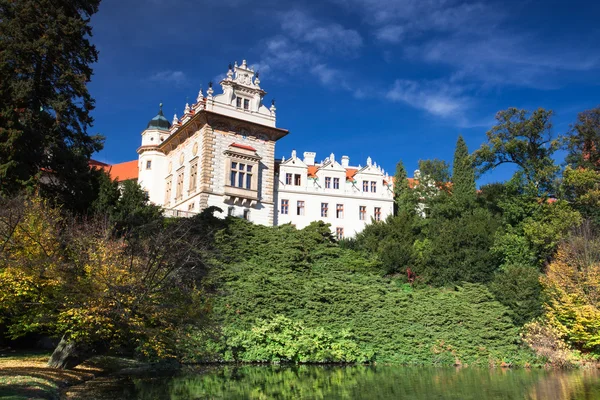 Pruhonice kasteel in de herfst — Stockfoto