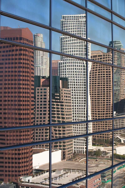 Spiegelung im Wolkenkratzer — Stockfoto