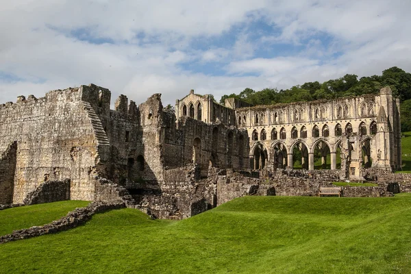 Schilderachtig uitzicht op de ruïnes van de abdij van rievaulx — Stockfoto