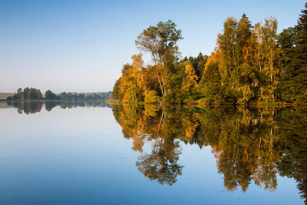 En el lago de otoño —  Fotos de Stock