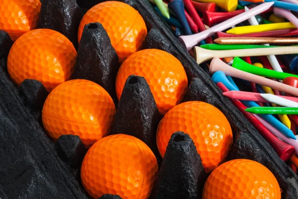 Orange Golfbälle und Abschläge — Stockfoto