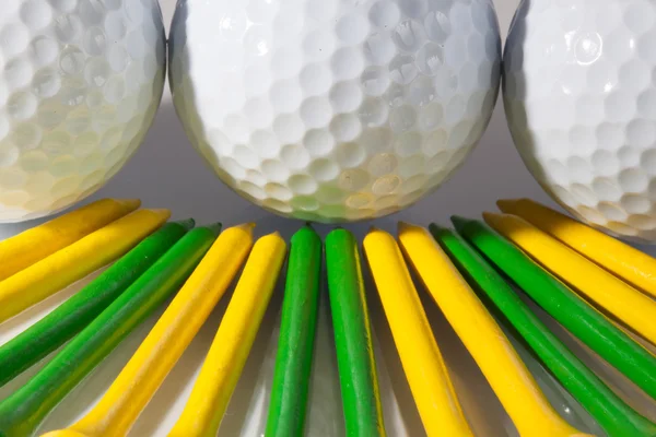Golf topları ve tees — Stok fotoğraf