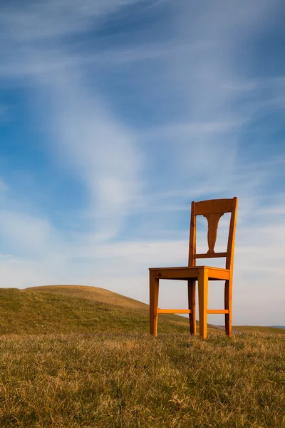 Der alte Stuhl auf dem Golfplatz — Stockfoto