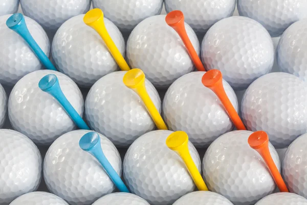 Мячи для гольфа и тройники — стоковое фото