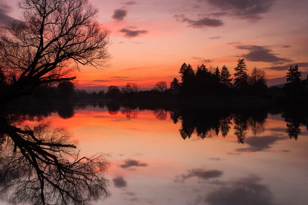 Rode avond op de rivier berounka — Stockfoto