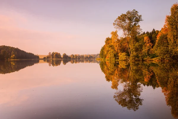 Simmetria riflessione sul lago — Foto Stock