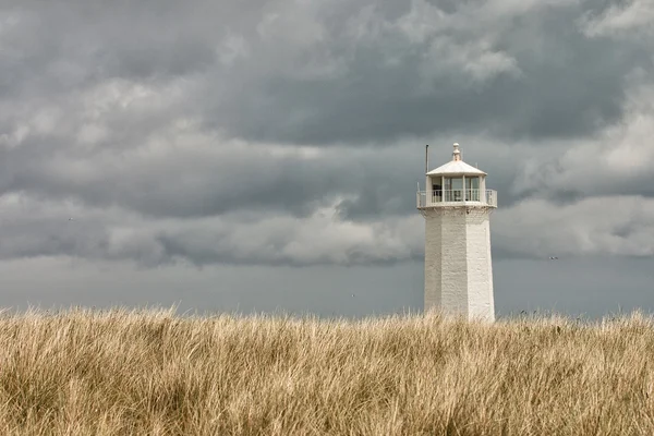 沃尔尼岛上海滩上的白色灯塔 — 图库照片