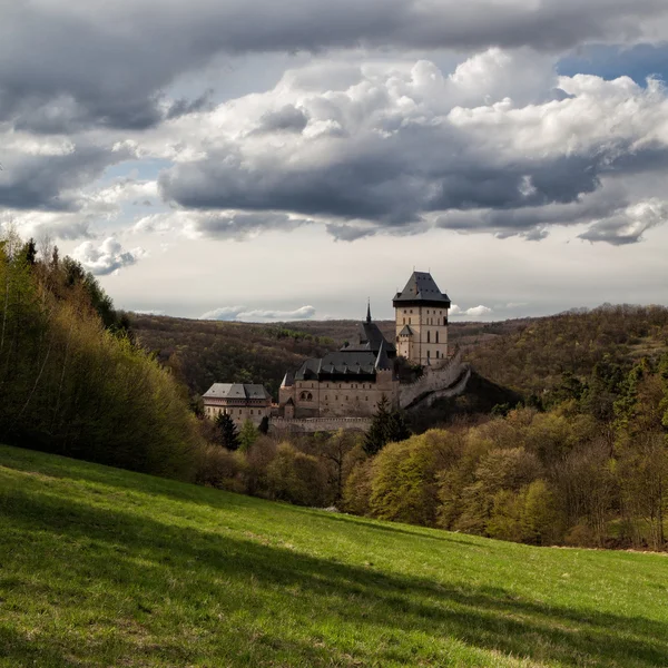 Castello di Karlstejn nella foresta — Foto Stock