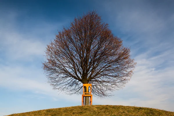 De oude stoel op de golfbaan — Stockfoto