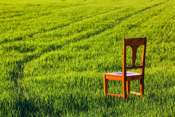 Krzesło opuszczony na polu — Zdjęcie stockowe