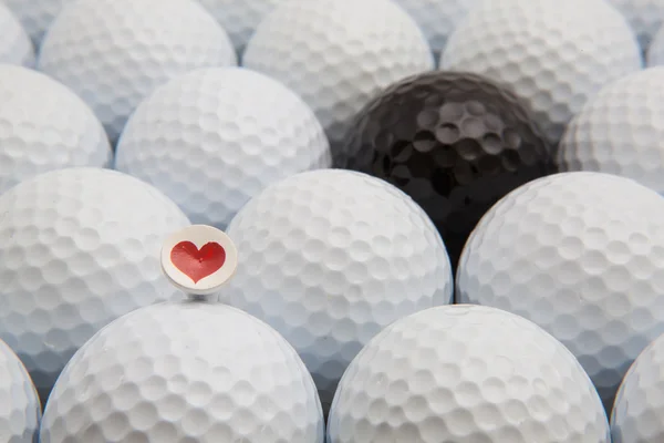 Различные мячи для гольфа и романтическая футболка — стоковое фото