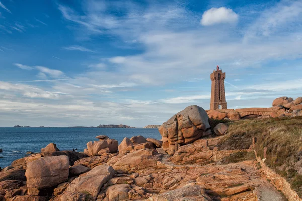 Alter Leuchtturm an der beeindruckenden Küste in der Bretagne — Stockfoto