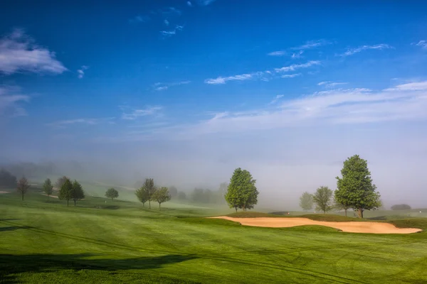 Pole golfowe na wzgórzach — Zdjęcie stockowe